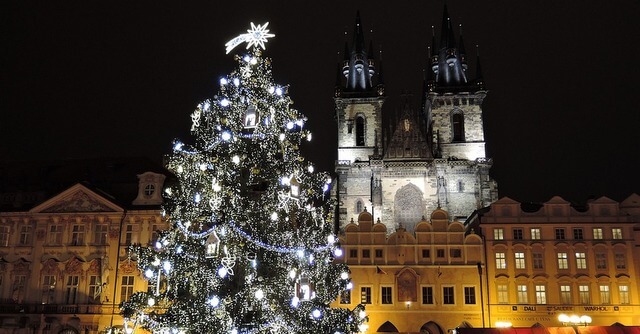 7 Wheelchair Accessible Destinations That Are Perfect for Christmas